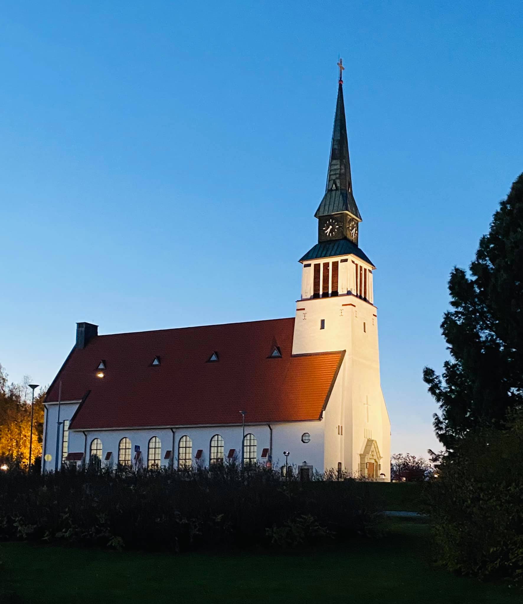 Kemijärven kirkko syksyisessä maisemassa